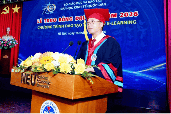 PGS.TS Đàm Quang Vinh – Giám đốc Trung tâm Đào tạo Từ xa công bố Quyết định công nhận tốt nghiệp
