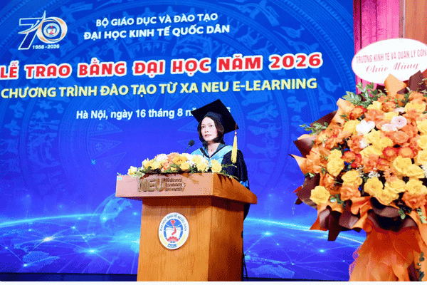 Đại diện tân cử nhân phát biểu và tặng hoa tri ân thầy cô