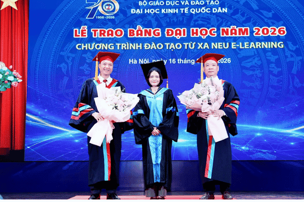 Đại diện tân cử nhân phát biểu và tặng hoa tri ân thầy cô