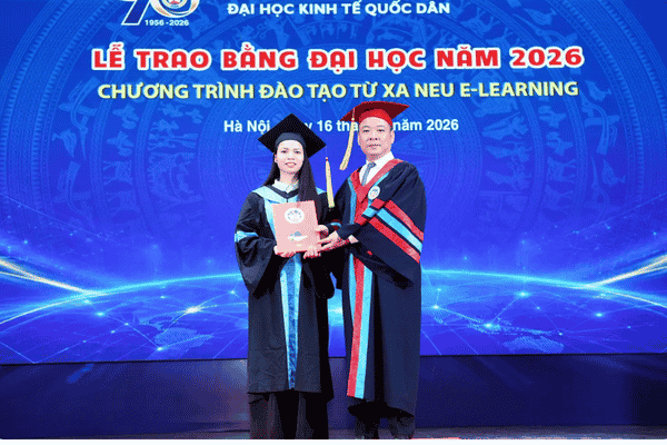 PGS.TS Bùi Huy Nhượng – Phó Giám đốc Đại học trao bằng cho các tân cử nhân