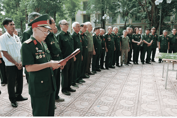 Các cựu sinh viên – chiến sĩ trong lễ tưởng niệm tại Đại học Kinh tế Quốc dân