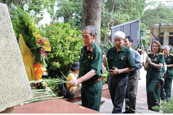 Các cựu sinh viên – chiến sĩ dâng hoa tại Đài tưởng niệm “Ngày lên đường bảo vệ Tổ quốc” trong khuôn viên Đại học Kinh tế Quốc dân