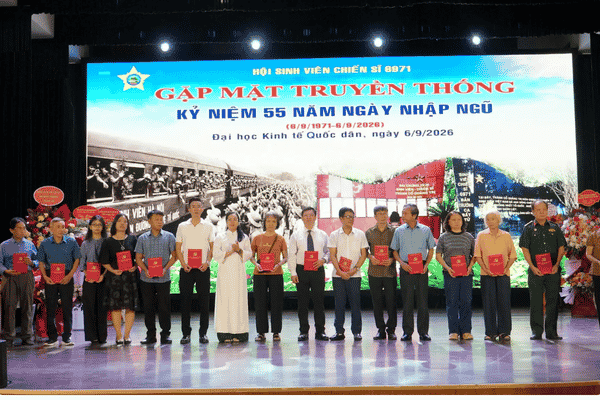Ban tổ chức trao quà tới thân nhân các liệt sĩ tại buổi gặp mặt truyền thống