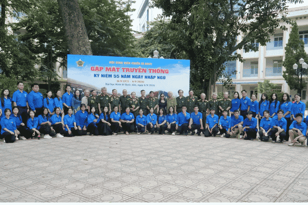 Các cựu sinh viên – chiến sĩ chụp ảnh lưu niệm cùng đoàn viên, sinh viên tại buổi gặp mặt kỷ niệm 55 năm ngày nhập ngũ