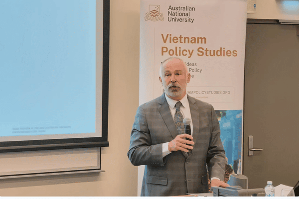 TS. Gordon de Brouwer – Chủ tịch Hội đồng Đại học, Đại học Quốc gia Úc phát biểu khai mạc Hội thảo.