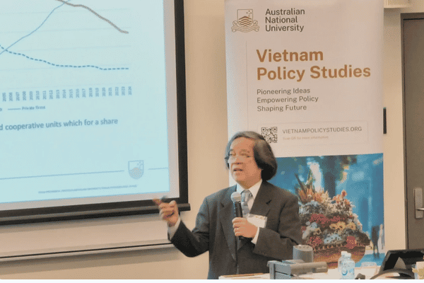 GS. Trần Văn Thọ – Giáo sư danh dự, Đại học Waseda, Nhật Bản trình bày báo cáo chính về 40 năm Đổi mới và quá trình phát triển của Việt Nam từ góc nhìn châu Á