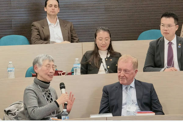 Giáo sư danh dự Suiwah Dean-Leung – Trường Chính sách công Crawford, ANU và GS. Martin Hayden – Giáo sư danh dự, Đại học Southern Cross, Úc trao đổi tại Phiên toàn thể thứ hai
