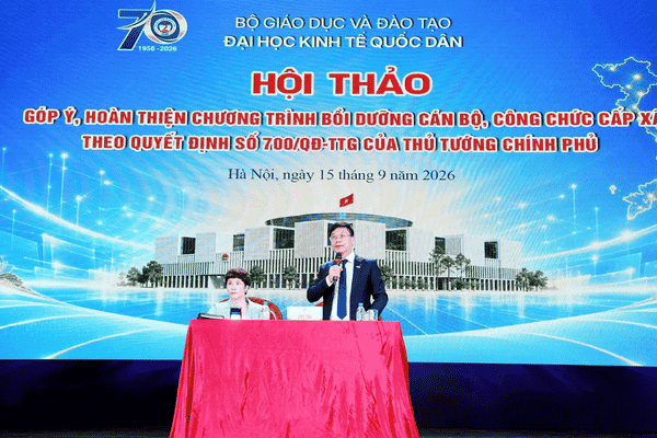 GS.TS Nguyễn Hữu Ánh – Phó Giám đốc Đại học Kinh tế Quốc dân trao đổi tại Hội thảo