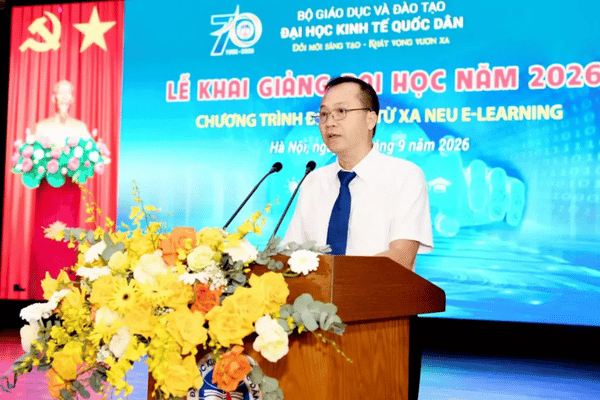 PGS.TS Đàm Quang Vinh – Giám đốc Trung tâm Đào tạo Từ xa công bố Quyết định công nhận trúng tuyển