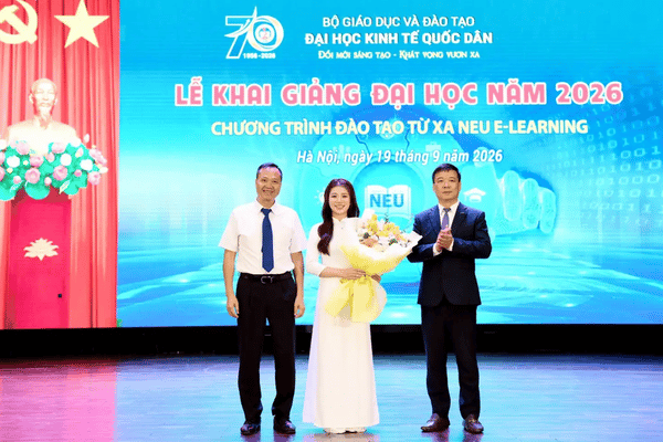 Đại diện tân sinh viên phát biểu và đón nhận bó hoa chúc mừng từ phía lãnh đạo Đại học